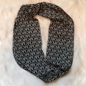 Micheal Kors Black White Knit Infinity Scarf. NWOT